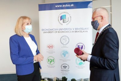 Rektor EU v Bratislave udelil prof. Ing. Viere Čihovskej, PhD., čestný titul profesor emeritus